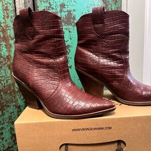Cute booties burgundy